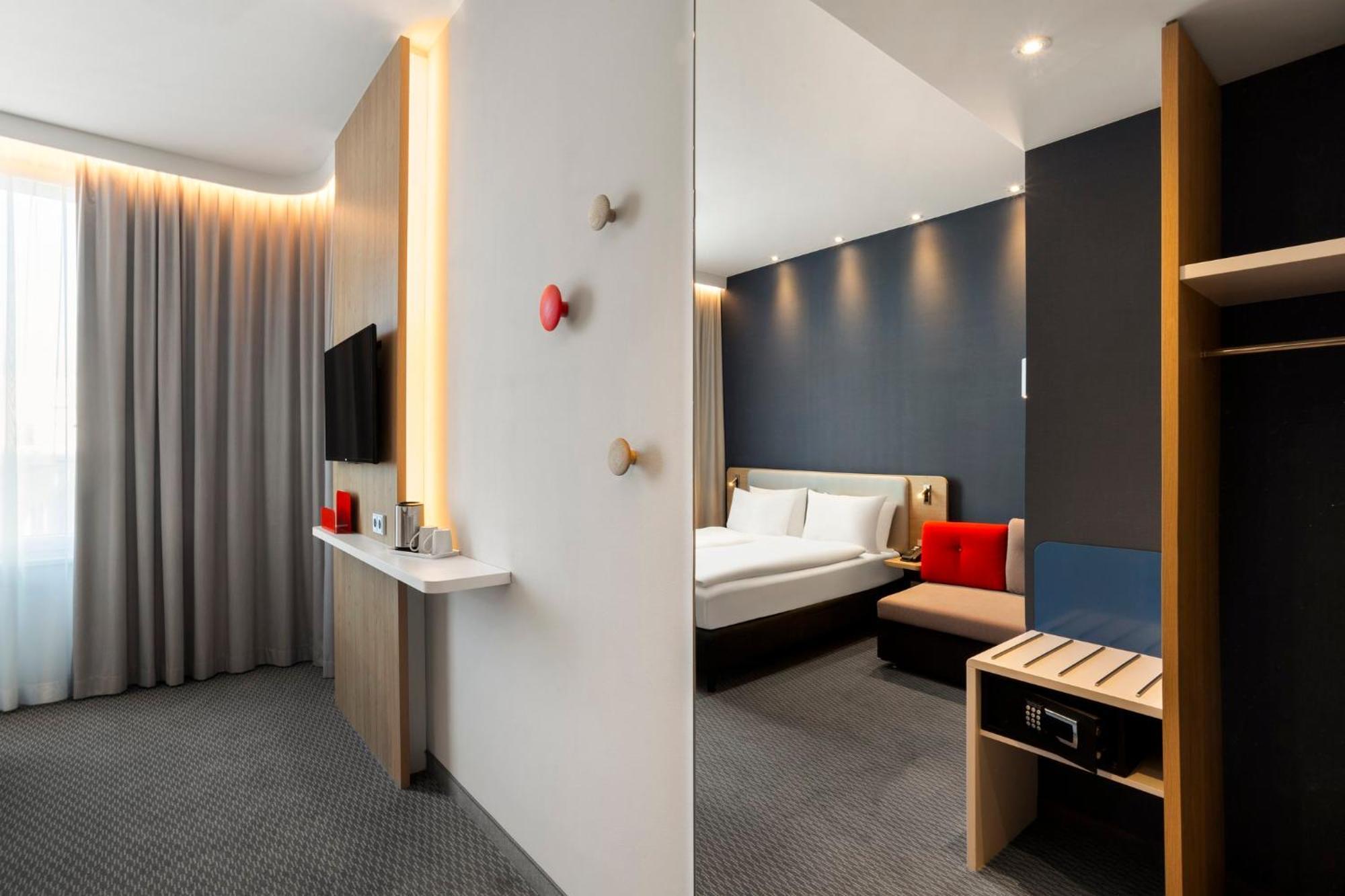 Express West Hotel 3*